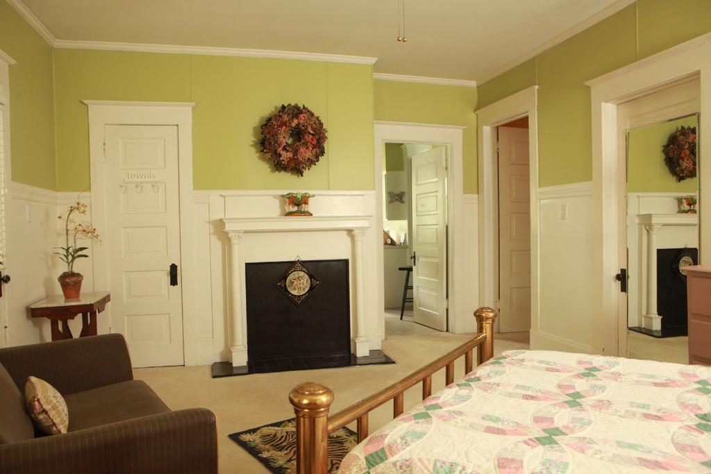 The Dailey Renewal Retreat B & B Greensboro Room photo